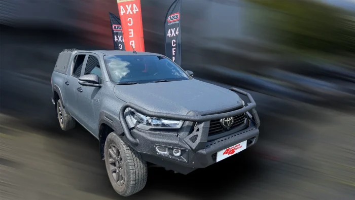 Новий проект на базі оновленого пікапа Toyota Hilux. Проект включає оснащення цього позашляховика стильними силовими бамперами, індивідуально виготовленими силовими підніжками, алюмінієвим кунгом і функціональним додатковим обладнанням. Фінальною точкою проекту стало нанесення захисного покриття Line-X .
