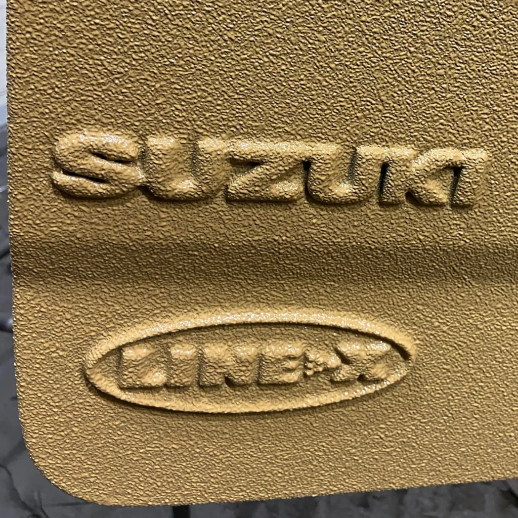 SUZUKI JIMNY. Емблема Line-X як знак якісного захисту